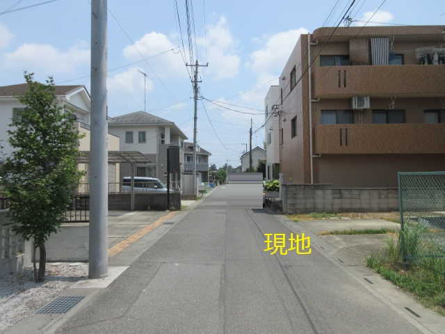 中古戸建　熊谷市美土里町2-162の前面道路含む現地写真