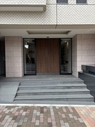 ワコーレフェリズ西岡本のエントランス