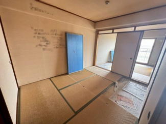 【内装】 | 岸和田コーポラス壱号棟 | 床もリフォームしますよ！綺麗な室内に家族の笑顔も増えますね♪