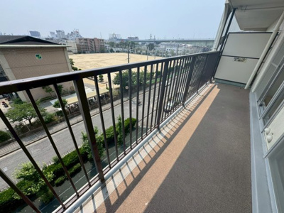 【バルコニー】 | 岸和田コーポラス壱号棟 | 【ワイドバルコニー】開放感のあるバルコニーです♪お洗濯も楽々快適に干せますよ♪