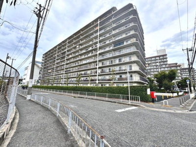 【外観】 | 岸和田コーポラス壱号棟 | 南海本線「和泉大宮」駅まで徒歩１２分！毎日の通勤や通学に便利ですね！忙しい朝や遅くなった帰宅時にも嬉しいですね！