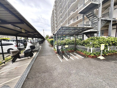【駐輪場】 | 岸和田コーポラス壱号棟 | 駐輪場に屋根があるので、雨の日に自転車が濡れにくく嬉しいですね♪