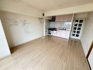 【居間・リビング】 | 岸和田コーポラス壱号棟 | 【リビング】ＬＤＫ約１５．３帖♪大きな窓のあるリビングは、陽光あふれる明るい空間です♪居心地良く、ご家族皆がゆったり寛げる憩いの空間となりそうです♪