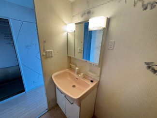 【独立洗面台】 | 岸和田コーポラス壱号棟 | 【洗面台も新調しますよ】キレイな洗面台になるので、朝から気持ちのいいスタートになる住まいです！