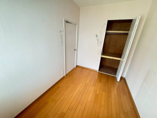 【収納】 | 岸和田コーポラス壱号棟 | 【洋室】クロス張り替えます！綺麗な壁紙で部屋が明るく見えて気持ちも明るくなりますね！