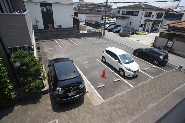 ツインコート六番館の駐車場