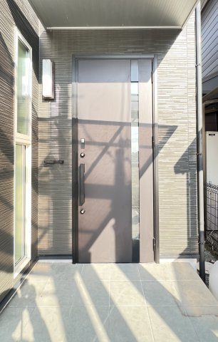 橿原市東坊城町の玄関|スッキリとした玄関ドア