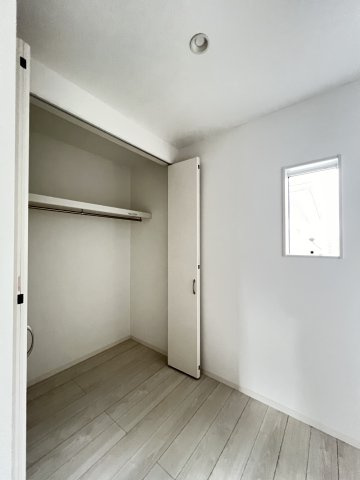 橿原市東坊城町の洋室|ハンガーパイプ付き収納