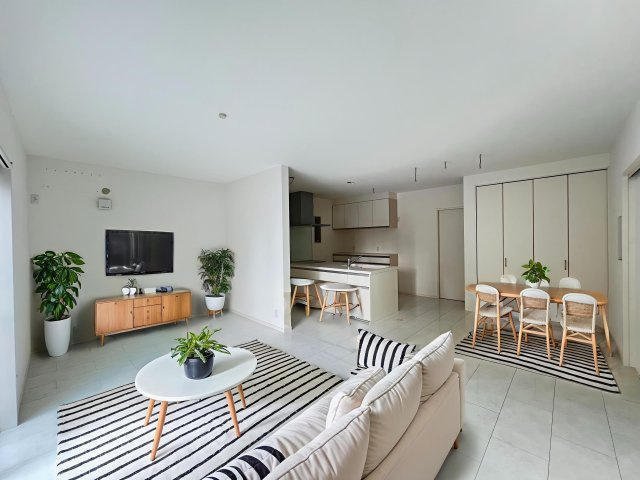 橿原市東坊城町の居間・リビング|ホワイトを基調としたスタイリッシュな内装 ※こちらの家具家電はAIで生成されたものです