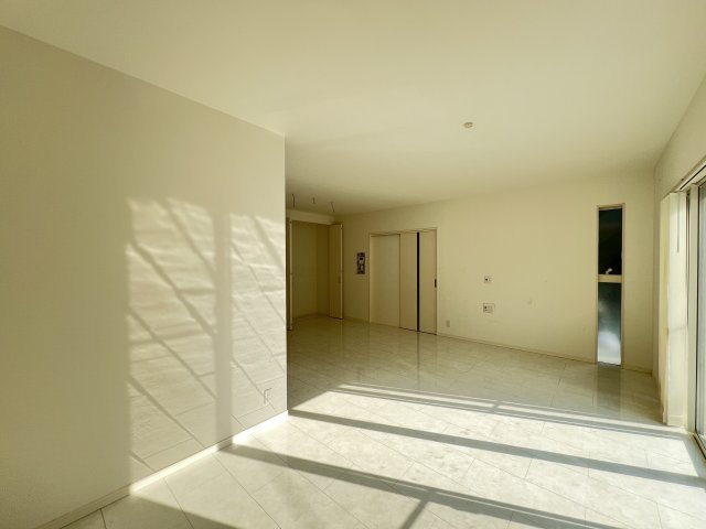 橿原市東坊城町の居間・リビング|明るく開放的な広々LDK