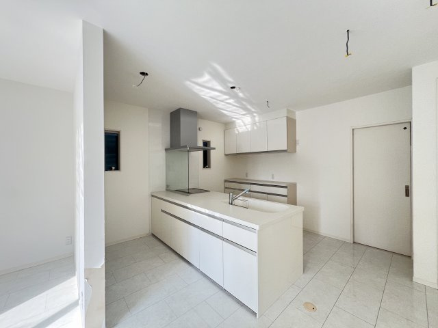 橿原市東坊城町のキッチン|奥行の広いフラットキッチン　カップボードもあります