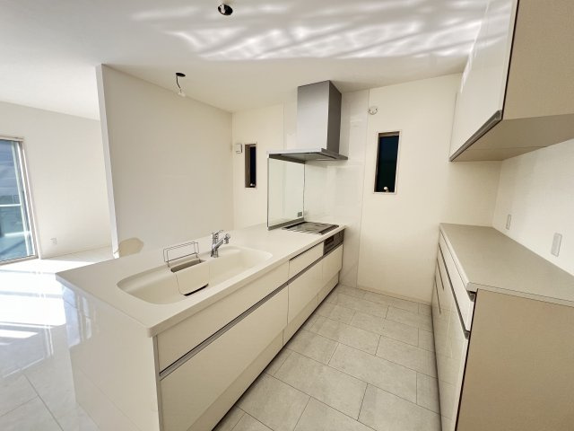 橿原市東坊城町のキッチン|フラットキッチンにカップボード　お料理がはかどりますね♪