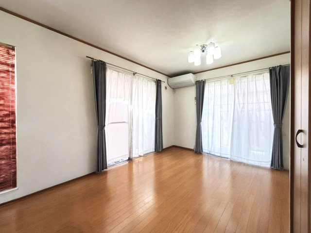 橿原市新口町の居間・リビング|LDK15帖　明るく広々としています