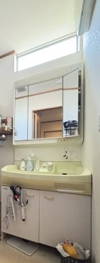 橿原市新口町の独立洗面台|使い勝手の良い3面鏡付き洗面化粧台付き
