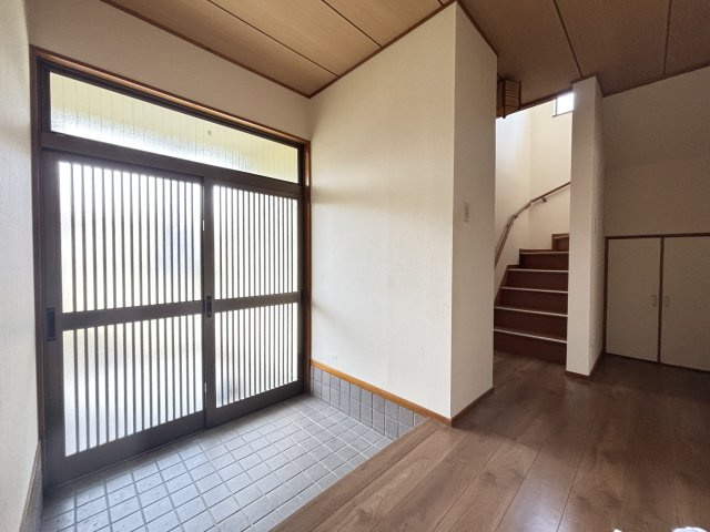 桜井市朝倉台西6丁目の玄関|明るく広々とした玄関