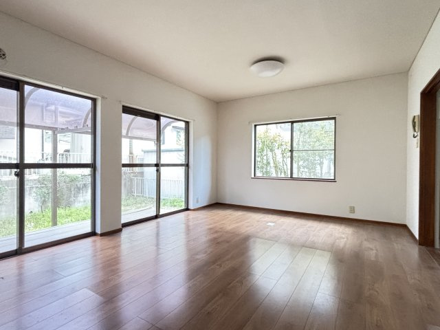 桜井市朝倉台西6丁目の居間・リビング|14帖の明るいリビングダイニング