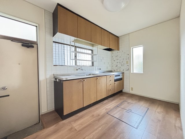 桜井市朝倉台西6丁目のキッチン|勝手口のある広々としたキッチン