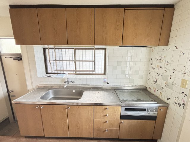 桜井市朝倉台西6丁目のキッチン|吊戸棚付きで収納力ばっちり！