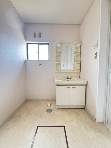 桜井市朝倉台西6丁目の独立洗面台|清潔感あるホワイトの洗面化粧台