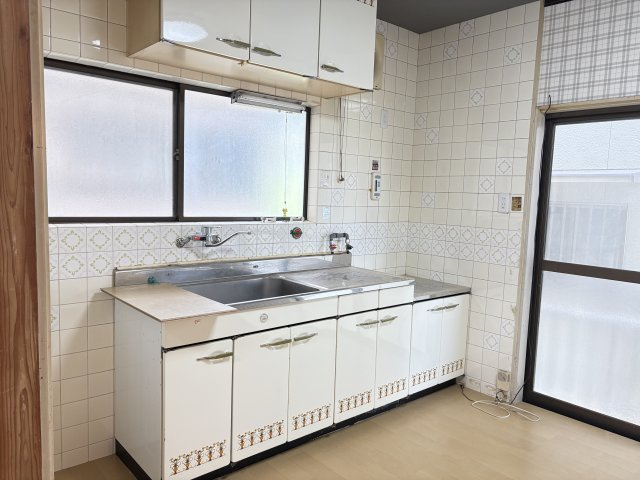 桜井市東新堂のキッチン|吊戸棚付きで沢山収納できます