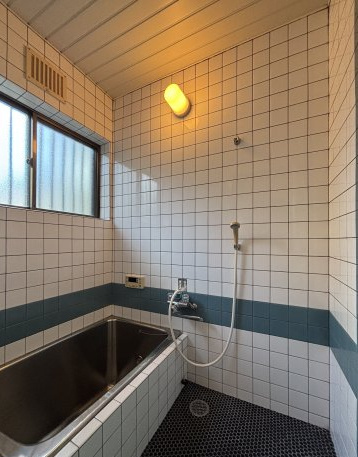 桜井市朝倉台東4丁目の浴室|窓付きの浴室です。