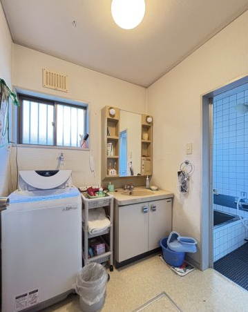 桜井市朝倉台東4丁目の独立洗面台|換気もバッチリできる明るい洗面脱衣所です。