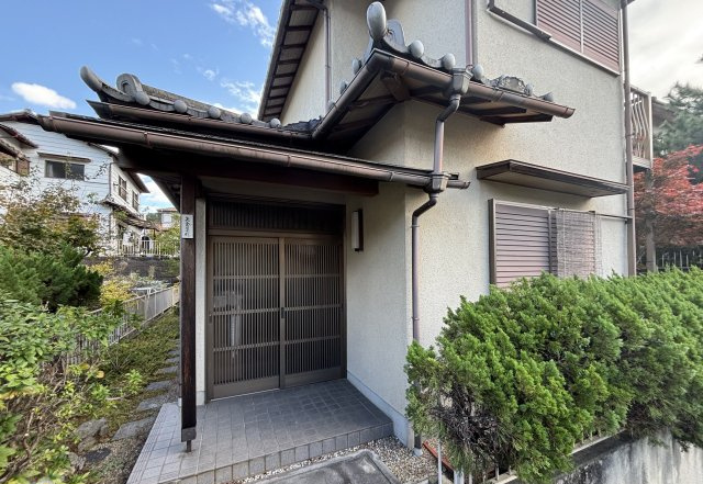 桜井市朝倉台東4丁目の玄関|玄関外側です。
