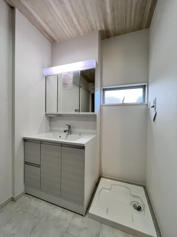 桜井市慈恩寺全2区画2号地の独立洗面台|独立洗面台、小物を置くことができて便利です