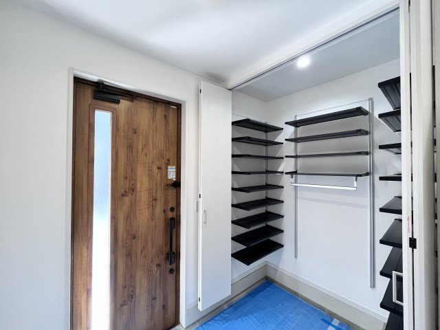 桜井市慈恩寺全2区画2号地の玄関|シューズインクローク付きで中は可動棚となっているので便利です♪
