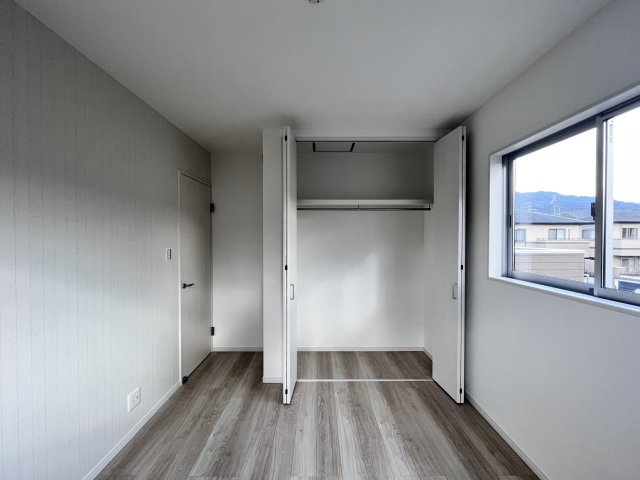 桜井市慈恩寺全2区画2号地の子供部屋|クローゼットも備わっており、おもちゃなどを収納するには最適です♪
