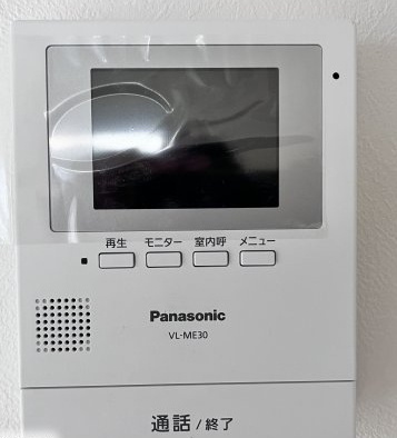 桜井市慈恩寺全2区画2号地のセキュリティ|TVモニター付きインターホンは、事前に来訪者の確認ができ防犯面でも安心です。