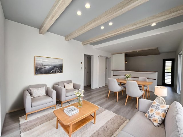 桜井市慈恩寺全2区画2号地の居間・リビング|広々とした18帖のリビングで、快適な暮らしを実現できます。この家具はAI生成によって配置されたものです