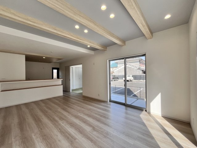桜井市慈恩寺全2区画2号地の居間・リビング|天井に見せ梁があって木の温もりを感じる空間です！

