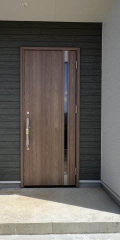 桜井市安倍木材団地1丁目全3区画の玄関|シックな木目調玄関ドアでお出迎え