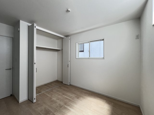 桜井市安倍木材団地1丁目全3区画の子供部屋|ハンガーパイプ付き枕棚付きクローゼット