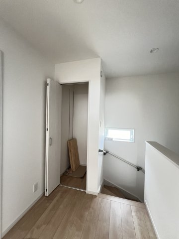 桜井市安倍木材団地1丁目全3区画の収納|2F廊下収納　掃除用品などの収納に