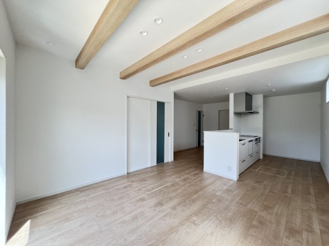 桜井市安倍木材団地1丁目全3区画の居間・リビング|18帖の広々LDK　南向きの掃き出し窓で日当たり良好♪