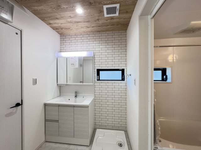 桜井市安倍木材団地1丁目全3区画の独立洗面台|洗面室　三面鏡付き洗面台が嬉しい♪　アクセントクロスもおしゃれです