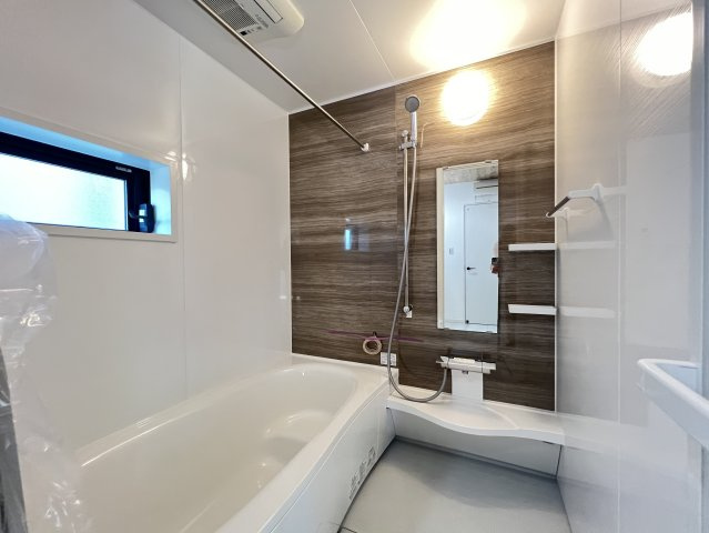 桜井市安倍木材団地1丁目全3区画の浴室|シックな木目のアクセントパネルが落ち着いた浴室