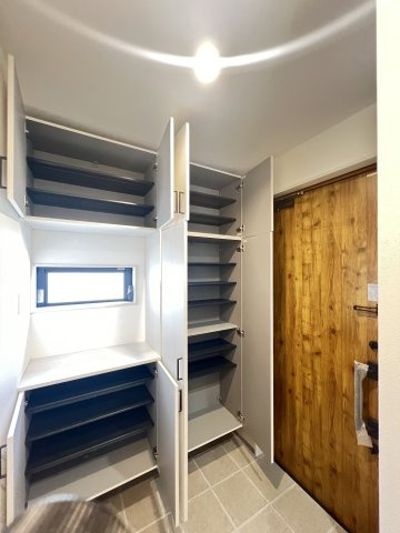 桜井市安倍木材団地1丁目全3区画の玄関|上から下までしっかり収納できますよ！