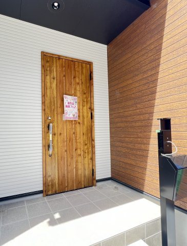 桜井市安倍木材団地1丁目全3区画の玄関|木目調があたたかい玄関ドアです♪