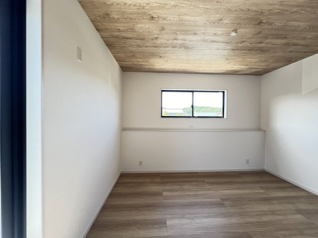 桜井市安倍木材団地1丁目全3区画の寝室|洋室10帖　木目柄天井で落ち着く空間です