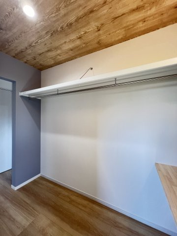 桜井市安倍木材団地1丁目全3区画の収納|大容量のウォークインクローゼット　洋服収納もらくらく♪