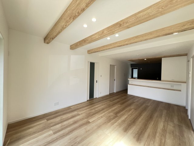 桜井市安倍木材団地1丁目全3区画の居間・リビング|見せ梁がおしゃれポイント　天井はダウンライトですっきり
