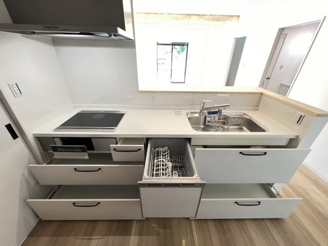 桜井市安倍木材団地1丁目全3区画のキッチン|清潔感あるホワイトのキッチン　収納もたっぷり　