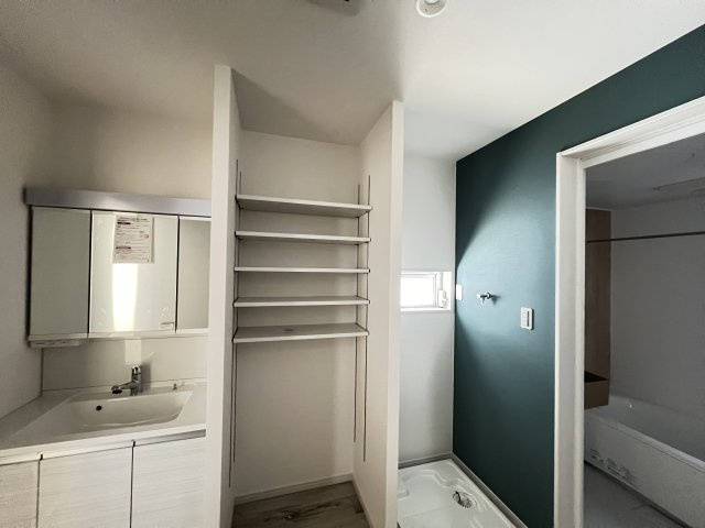 桜井市安倍木材団地1丁目全3区画の独立洗面台|洗面室　三面鏡付き洗面台と可動棚収納で朝の支度らくらく