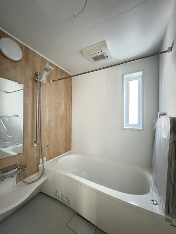 桜井市安倍木材団地1丁目全3区画の浴室|ナチュラルなアクセントパネルが落ち着いた浴室