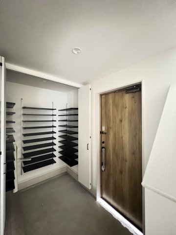 桜井市安倍木材団地1丁目全3区画の玄関|大容量のシューズクローク　家族の靴がいっぱいしまえますね