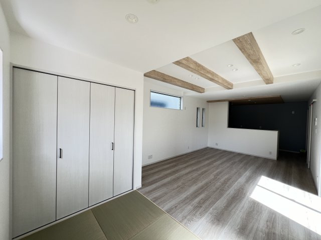 桜井市安倍木材団地1丁目全3区画の居間・リビング|天井の見せとダウンライトがとってもステキです♪