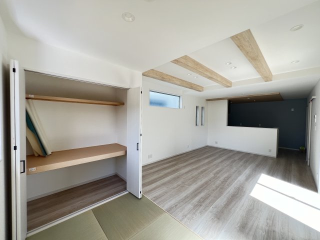 桜井市安倍木材団地1丁目全3区画の居間・リビング|くつろぎ空間の畳コーナーがうれしいですね。収納もばっちりです